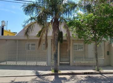 Casa · 200m² · 5 Ambientes · 2 Cocheras · Se Vende Casa de 4 Dorm. - B° Escobar