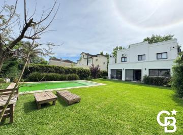 Casa · 225m² · 6 Ambientes · 3 Cocheras · Casa en Venta, 3 Dorm. en La Delfina. Lote de 775 m