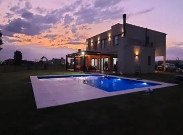 Casa de 6 ambientes, San Vicente · Hermosa Propiedad en Venta Barrio Cruz del Sur