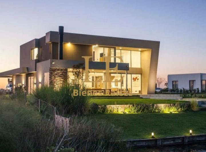Casa · 320m² · 5 Ambientes · 7 Cocheras