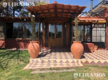 Casa · 594m² · 6 Ambientes · 8 Cocheras · Casa Rural con Alma de Finca. a 4 Km de La Capital. Mendoza. Rivadavia. Terreno 8000 m²