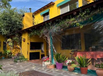 Casa · 162m² · 8 Ambientes · 3 Cocheras · Vendemos Gran Casa Zona Golf, con Gran Jardin
