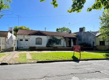 Casa · 193m² · 4 Ambientes · 1 Cochera · Chalet en Venta en Moron Norte