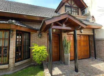 Casa · 160m² · 4 Ambientes · 2 Cocheras · Chalet 4 Ambientes en Venta en Castelar
