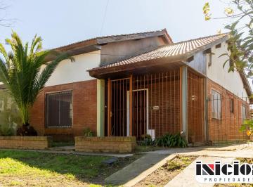 Casa de 4 ambientes, Mar de Ajó · Chalet y Departamento: La Argentina N° 455 - Mar de Ajo - C987