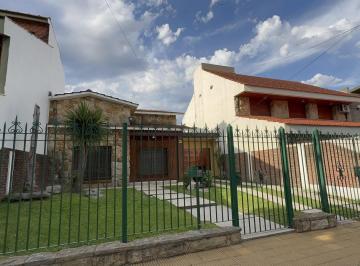 Casa · 137m² · 5 Ambientes · 4 Cocheras · Casa de 5 Ambientes en Venta en Castelar Norte