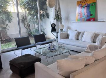 Casa · 205m² · 5 Ambientes · Casa 5 Amb en Saavedra C/ Suite, Deck y Piscina - Lote Propio Usab 1".