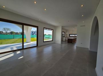 Casa · 215m² · 6 Ambientes · 2 Cocheras · Casa en Village Plaza