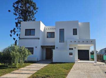 Casa · 215m² · 6 Ambientes · 2 Cocheras · Casa en Village Plaza