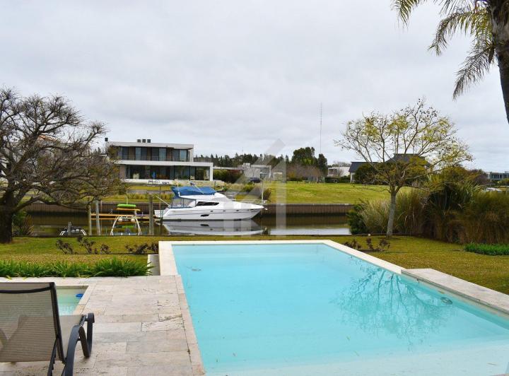 Casa · 334m² · 5 Ambientes · 4 Cocheras