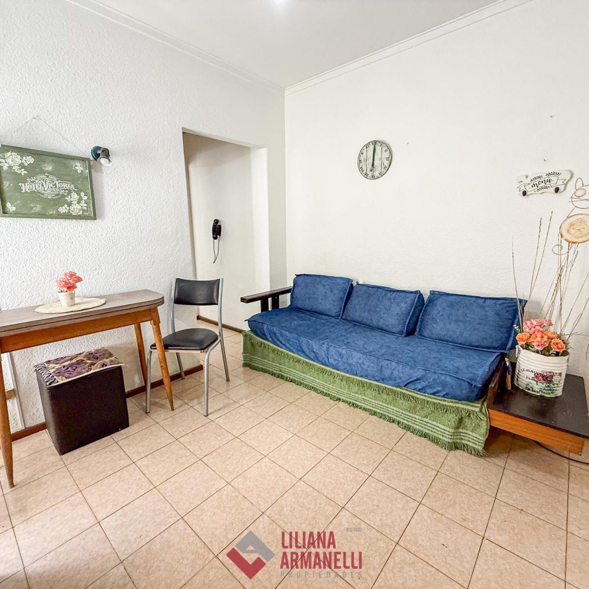 Departamento de 2 ambientes cfte. Living comedor. Cocina separada con lavadero. Dormitorio con placard. Baño completo con bañera y ventilación natural.