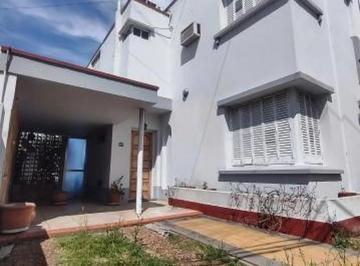 Casa · 155m² · 8 Ambientes · 1 Cochera · Casa y Terreno en L, Doble Ingreso | Av Eva Peron