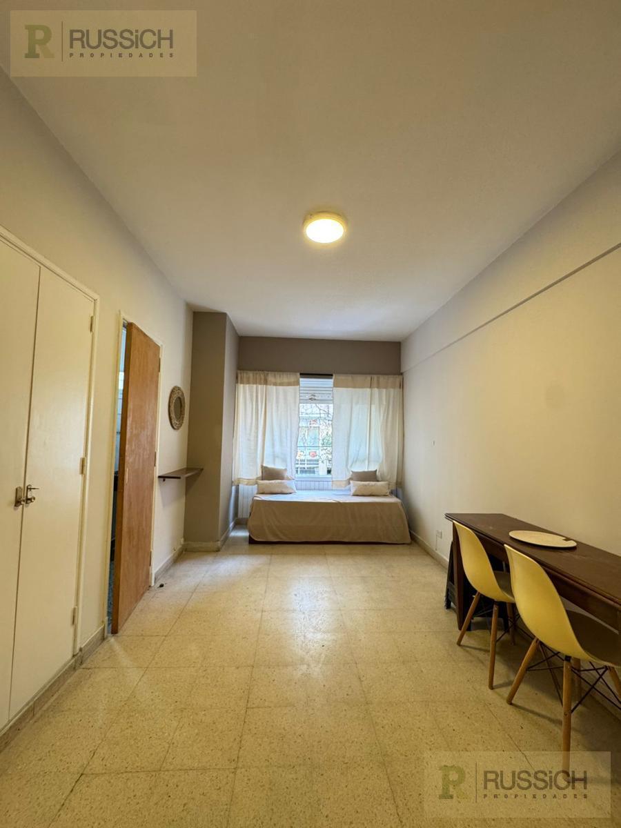 Venta de Monoambiente muy luminoso y cómodo, con cocina separada y baño con ducha.
