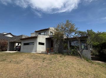 Casa · 1053m² · 4 Ambientes · 5 Cocheras · Casa en La Rufina