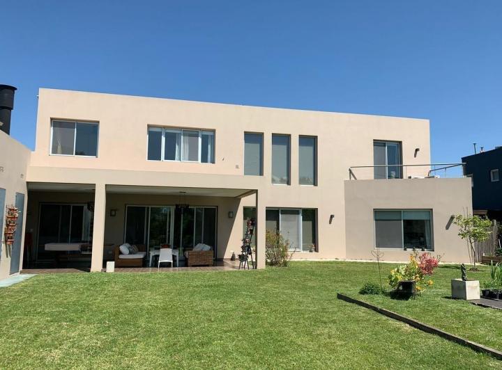 Casa · 300m² · 6 Ambientes · 2 Cocheras