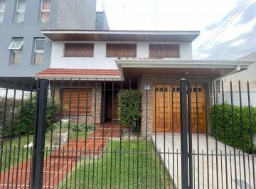 Casa · 180m² · 6 Ambientes · 2 Cocheras · Excelente Chalet 6 Ambientes con Pileta y Quincho - Berazategui Centro