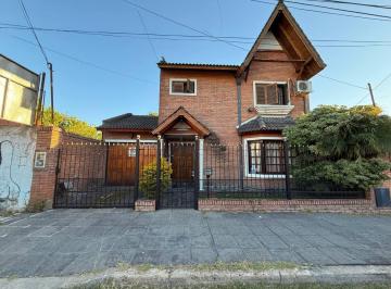 Casa · 167m² · 4 Ambientes · 1 Cochera · Casa en Castelar Norte