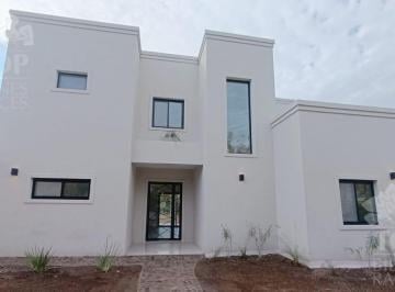 Casa · 180m² · 6 Ambientes · 1 Cochera · Casa en San Matias