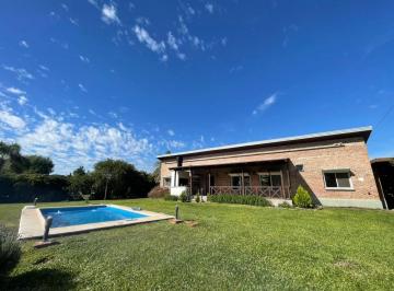 Casa · 95m² · 4 Ambientes · 2 Cocheras · Venta Casa en Funes - 2 Dorm., Gran Parque y Pileta