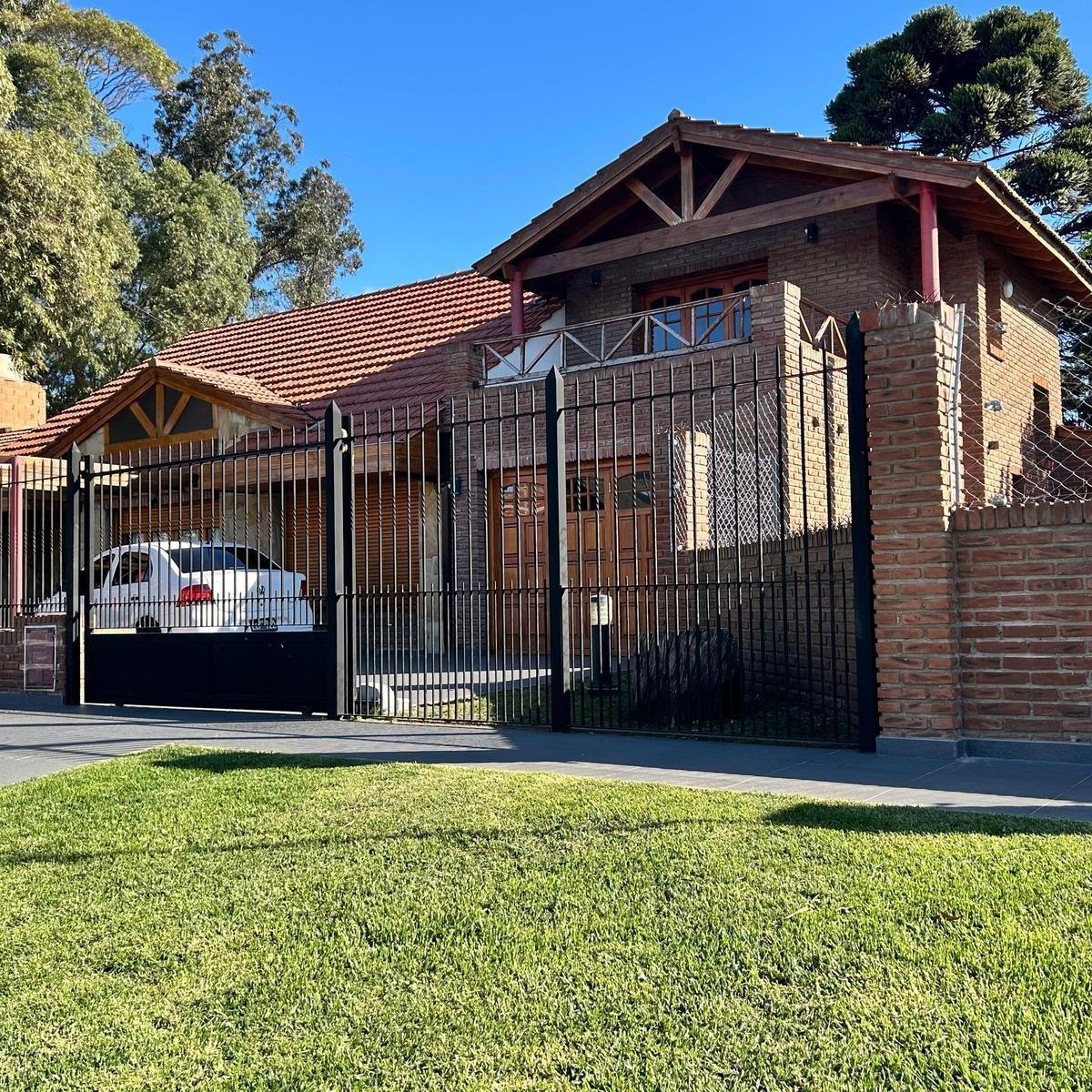 Chalet 7 amb, 198m² con cochera y quincho — Colinas de Peralta Ramos