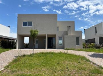 Casa · 201m² · 4 Ambientes · 2 Cocheras · Casa en Venta en Costas, Puertos, Escobar