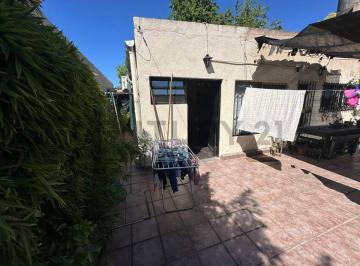 Casa · 144m² · 6 Ambientes · 1 Cochera · Venta 2 Casas de 3 Ambientes en Bloque a Refaccionar Zona Moron