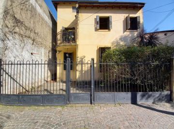 Casa · 220m² · 4 Ambientes · 1 Cochera · Casa en Venta Castelar Sur