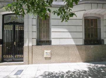 Departamento · 105m² · 5 Ambientes · Venta Departamento 5 Ambientes con Patio Recoleta 113.60 m² U$s240.000
