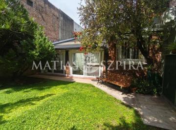 Casa · 185m² · 4 Ambientes · 1 Cochera · Chalet en Venta 4 Ambientes Castelar Sur