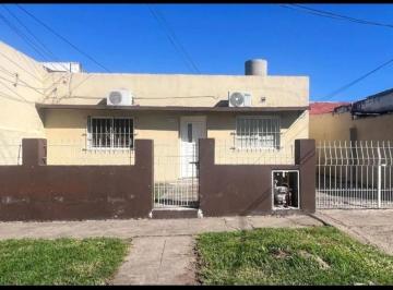 Casa Frente · Dos Casas Independiente Financiacion Permuta Oportunidad Inversion Jardin Villa de Mayo Tortuguitas