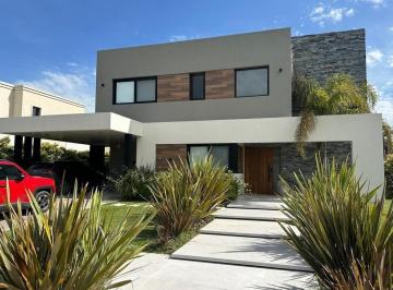 Casa · 216m² · 5 Ambientes · 2 Cocheras · Casa en Venta en El Rebeque - Canning