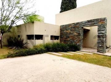 Casa · 220m² · 5 Ambientes · 2 Cocheras · Venta Casa 3 Dorm en Fincas del Sur 2