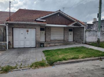 Casa · 190m² · 4 Ambientes · 1 Cochera · Casa en Zona Gruta de Lourdes