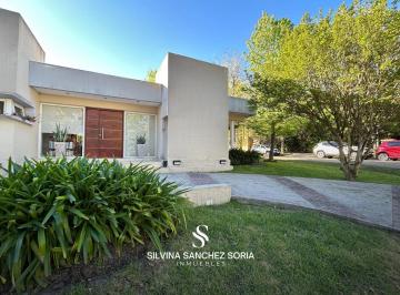 Casa · 211m² · 4 Ambientes · 2 Cocheras · Casa 4 Ambientes en Venta, La Codorniz