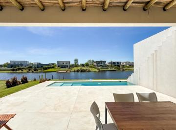 Casa · 180m² · 4 Ambientes · 3 Cocheras · Increíble Casa a La Laguna en Barrio El Naudir