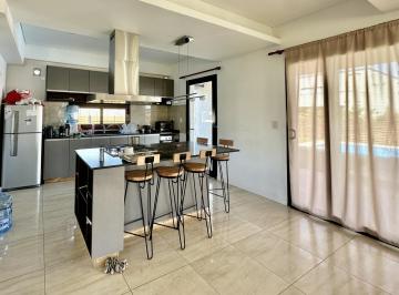 Casa · 260m² · 5 Ambientes · 2 Cocheras · Casa en Alquiler Temporario Lagos de Canning