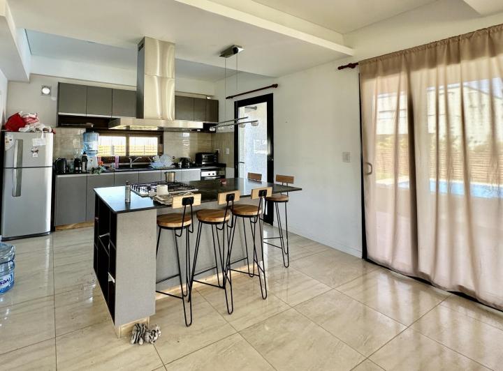 Casa · 260m² · 5 Ambientes · 2 Cocheras