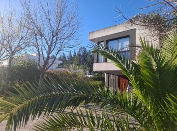 Casa · 244m² · 5 Ambientes · Casa en Las Acacias
