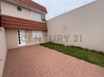 Casa · 70m² · 4 Ambientes · 1 Cochera · Casa Venta en Los Hornos 3 Dorm. Duplex