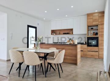 Casa · 94m² · 3 Ambientes · 1 Cochera · Casa en Venta a Estrenar en Barrio Cerrado