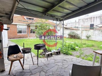 PH · 80m² · 4 Ambientes · 1 Cochera · Venta PH 4 Ambientes Al Frente con Jardín, Galería y Parrilla – Villa Adelina