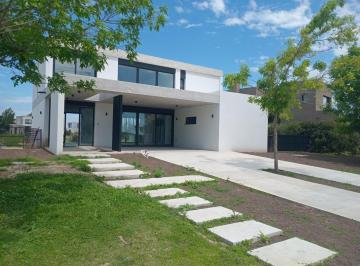 Casa · 201m² · 5 Ambientes · 2 Cocheras · Casa en Venta El Naudir 3 Dorm. - Lavadero y Dependencia - a La Laguna con Pileta y Parrilla