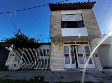 Casa · 110m² · 3 Ambientes · 1 Cochera · Casa de 3 Dorm. con Jardin y Pileta en Venta en Berisso