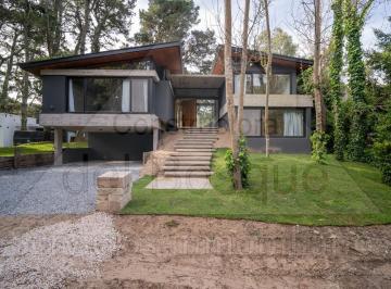 Casa de 5 ambientes, Cariló · Casa Moderna con Amplios Espacios Sociales (Cod - 60)