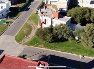Casa · 400m² · 2 Dormitorios · 2 Cocheras · Casa en Valle Escondido