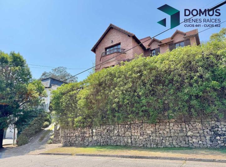 Casa · 530m² · 6 Dormitorios · 2 Cocheras