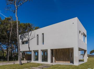 Casa · 419m² · 5 Ambientes · Casa en Alquiler en Villarobles Barrio Brisas Cerca del Mar.