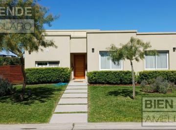 Casa · 120m² · 5 Ambientes · Venta Casa con Pileta — Barrio Privado Santa Elena