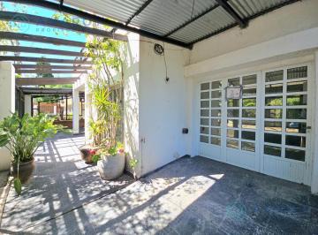 CASA DE DOS DORMITORIOS CON QUINCHO, PARRILLERO, Y COCHERA · · Venta · Casa · 2/3 Dorm. · Patio · Parrillero · Parque Field
