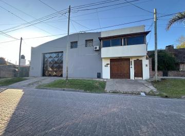 Casa · 300m² · 4 Ambientes · 3 Cocheras · Excelente Propiedad. Casa + Galpón en El Centro de Escobar.